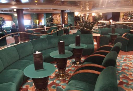 A bordo escontrará elegantes salones